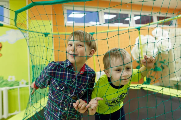 Gomel, Belarus - 18 Nisan 2018: Çocuklar eğlence merkezinde oynuyor. Doğum tarihi 2020
