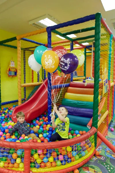 Gomel Weißrussland April 2018 Kinder Spielen Kinderunterhaltungszentrum Geburtstag 2020 — Stockfoto