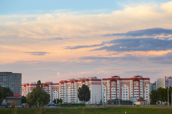 причудливые облака в небе до заката
