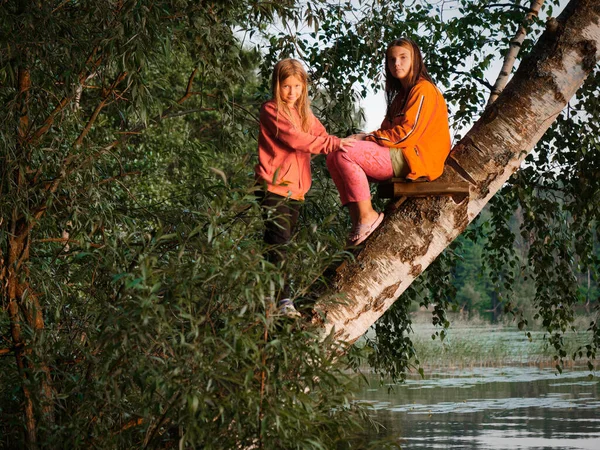 Hermosa Chica Árbol Sobre Agua Atardecer 2020 — Foto de Stock