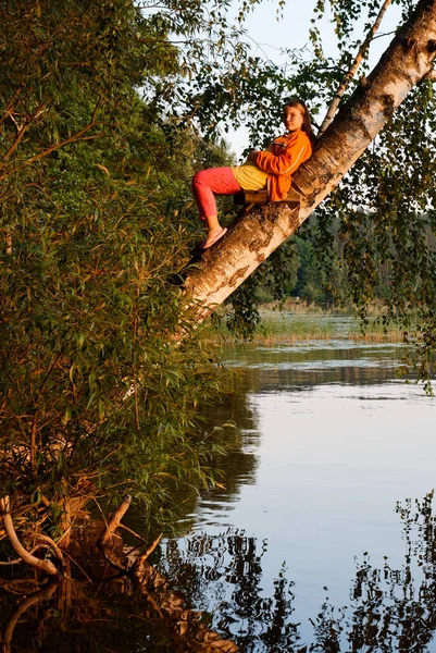 Menina Bonita Uma Árvore Sobre Água Pôr Sol 2020 — Fotografia de Stock