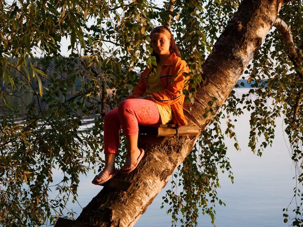 Schöne Mädchen Auf Einem Baum Über Wasser Bei Sonnenuntergang 2020 — Stockfoto