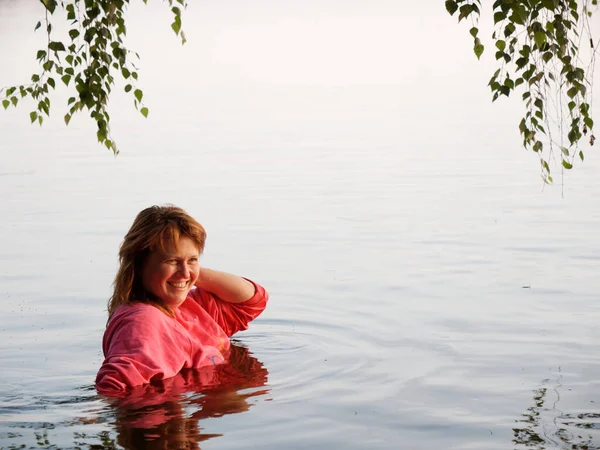 Schönes Mädchen Badet Bei Sonnenuntergang 2020 Einem See — Stockfoto