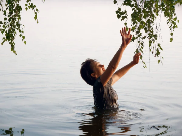 Красива Дівчина Купається Озері Заході Сонця 2020 — стокове фото