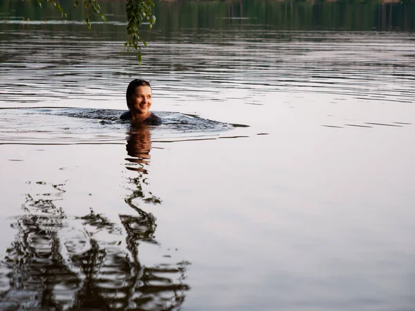 Bela Menina Banha Lago Pôr Sol 2020 — Fotografia de Stock