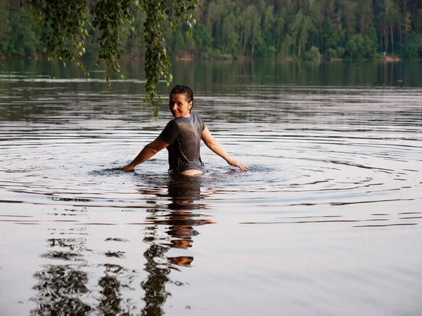 Bela Menina Banha Lago Pôr Sol 2020 — Fotografia de Stock