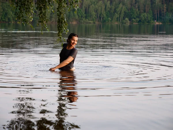 아름다운 아가씨가 2020 호수에서 목욕을 — 스톡 사진