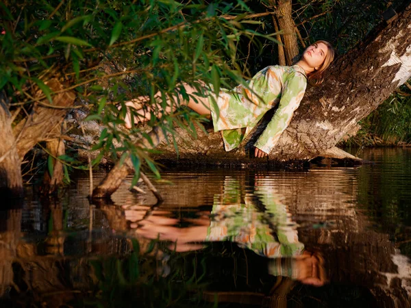 Hermosa Chica Árbol Sobre Agua Atardecer 2020 — Foto de Stock