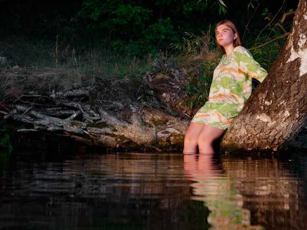 Schöne Mädchen Auf Einem Baum Über Wasser Bei Sonnenuntergang 2020 — Stockfoto