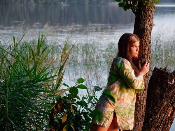 Hermosa Chica Primer Plano Retrato Atardecer Por Lago 2020 — Foto de Stock