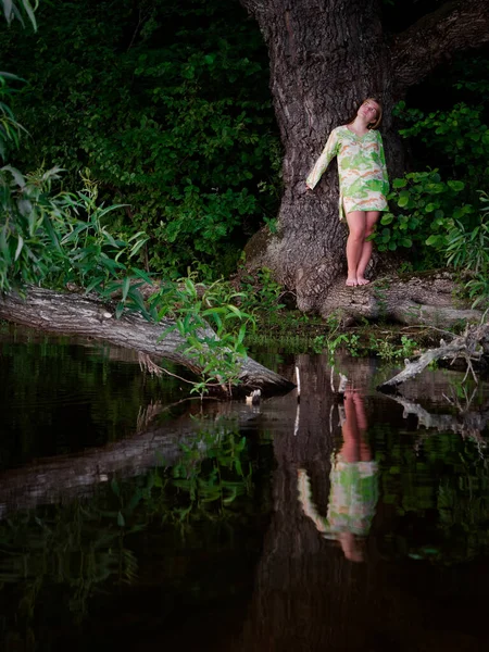 Chica Por Viejo Roble Junto Lago 2020 — Foto de Stock