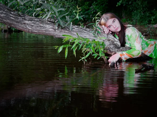 Menina Encontra Água Ramo Uma Árvore Velha 2020 — Fotografia de Stock