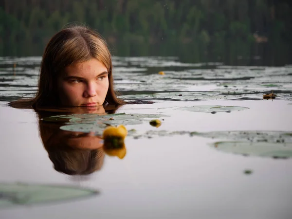 Sirena Chica Agua Entre Nenúfares Atardecer 2020 —  Fotos de Stock