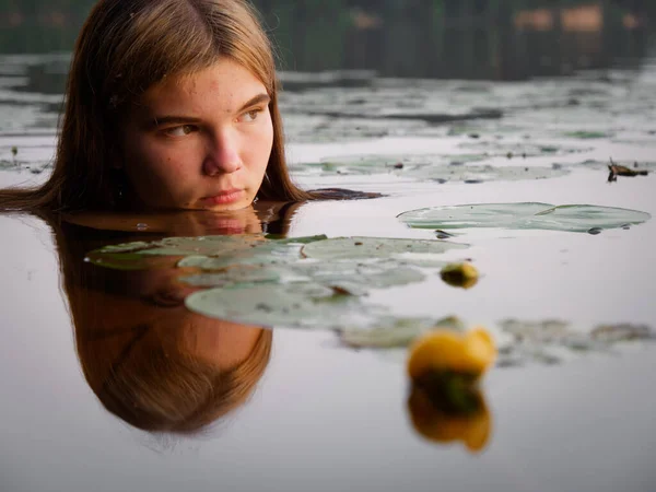 Sirena Chica Agua Entre Nenúfares Atardecer 2020 —  Fotos de Stock