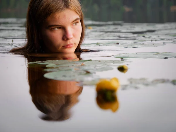 Γοργόνα Κορίτσι Στο Νερό Μεταξύ Νούφαρα Στο Ηλιοβασίλεμα 2020 — Φωτογραφία Αρχείου