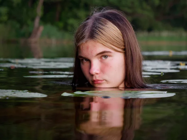 Sirena Chica Agua Entre Nenúfares Atardecer 2020 — Foto de Stock