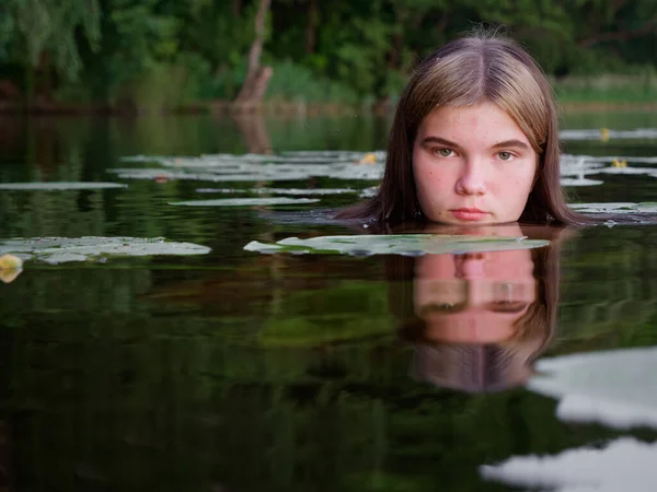 Γοργόνα Κορίτσι Στο Νερό Μεταξύ Νούφαρα Στο Ηλιοβασίλεμα 2020 — Φωτογραφία Αρχείου