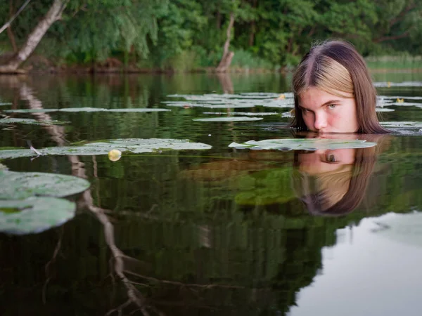 Fille Sirène Dans Eau Parmi Les Nénuphars Coucher Soleil 2020 — Photo