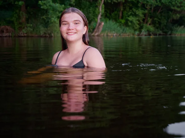 Sirena Chica Agua Entre Nenúfares Atardecer 2020 — Foto de Stock