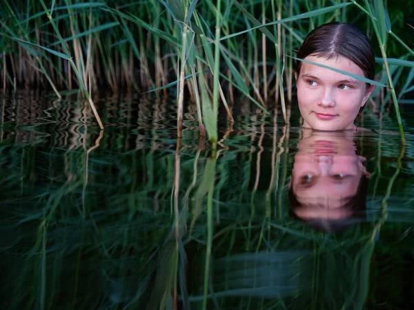 Meerjungfrau Mädchen Wasser Zwischen Hohem Gras — Stockfoto