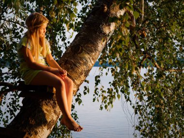 2020 'de göl kenarında mavi gözlü sarışın kızlar.