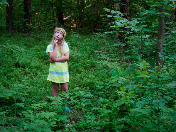 2020年緑の茂みに青い目のブロンドの女の子の肖像 — ストック写真