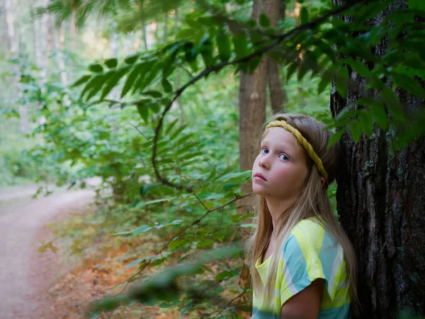 Retrato Una Chica Rubia Con Ojos Azules Matorrales Verdes 2020 — Foto de Stock