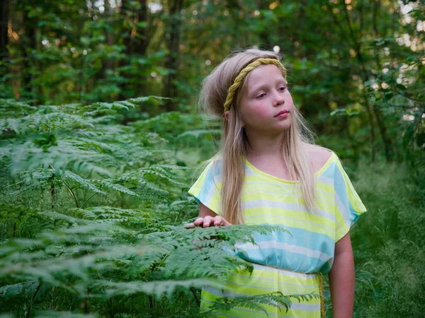 Portrait Une Fille Blonde Aux Yeux Bleus Dans Les Fourrés — Photo