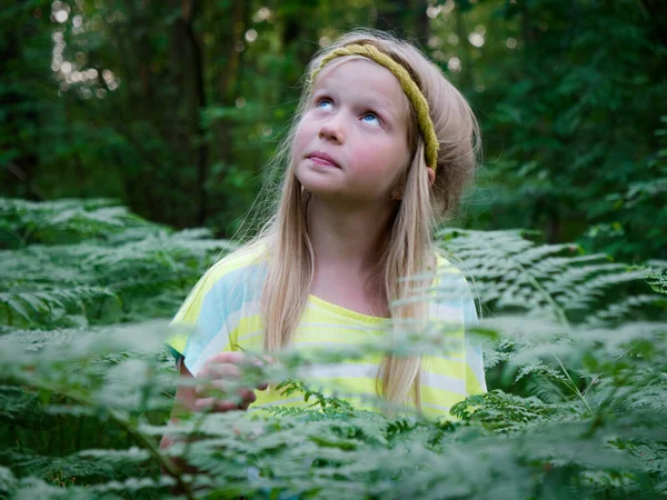 Retrato Uma Menina Loira Com Olhos Azuis Moitas Verdes 2020 — Fotografia de Stock