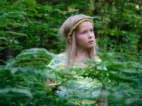 Portret Van Een Blond Meisje Met Blauwe Ogen Groene Struiken — Stockfoto
