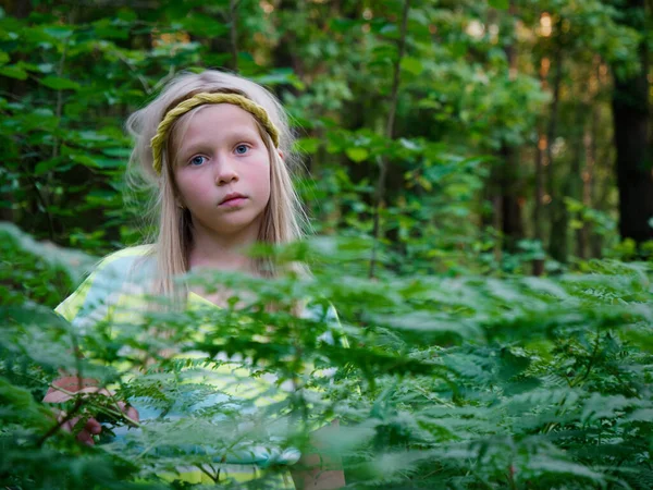 Retrato Una Chica Rubia Con Ojos Azules Matorrales Verdes 2020 — Foto de Stock