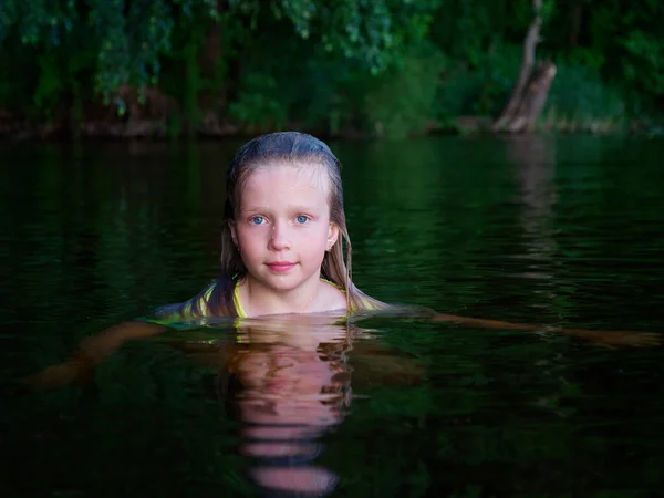 Русалка Блакитними Очима Мокрим Волоссям Темній Воді 2020 — стокове фото