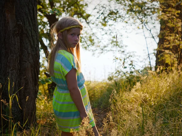 Portret Van Een Blond Meisje Met Blauwe Ogen Bij Zonsondergang — Stockfoto