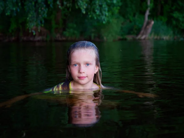 Sirena Niñas Con Los Ojos Azules Pelo Mojado Agua Oscura Imagen De Stock