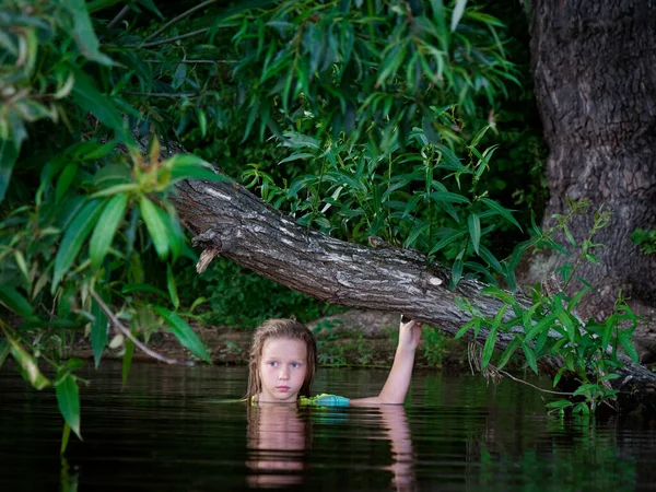 2020年水の緑の茂みに青い目の人魚の女の子 — ストック写真