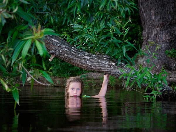 2020年水の緑の茂みに青い目の人魚の女の子 — ストック写真