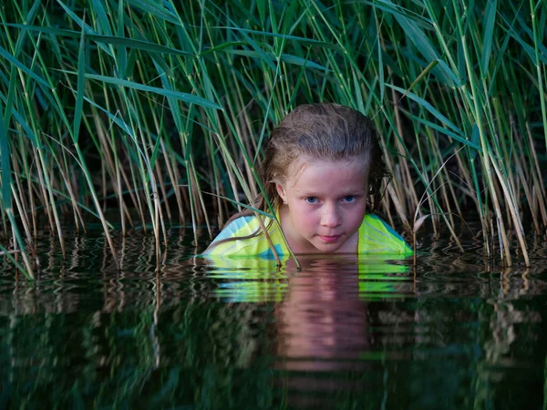 Sereia Meninas Com Olhos Azuis Moitas Verdes Água 2020 Imagem De Stock