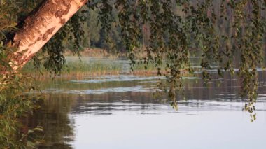 Akşamları gölün üzerinde su engin olur.