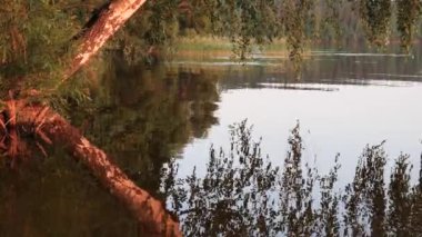 Akşamları gölün üzerinde su engin olur.