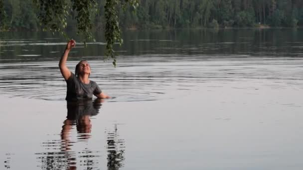 Schönes Mädchen Badet Bei Sonnenuntergang Einem See — Stockvideo