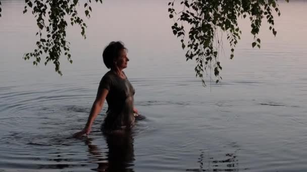 Όμορφο Κορίτσι Λούζεται Μια Λίμνη Ηλιοβασίλεμα — Αρχείο Βίντεο