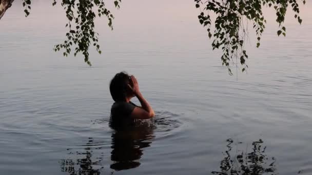 Schönes Mädchen Badet Bei Sonnenuntergang Einem See — Stockvideo