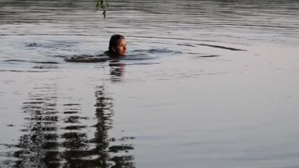 아름다운 아가씨는 호수에서 목욕을 — 비디오