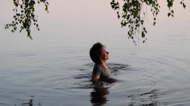 Belle Fille Baigne Dans Lac Coucher Soleil — Video