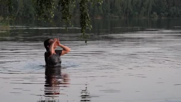 Schönes Mädchen Badet Bei Sonnenuntergang Einem See — Stockvideo