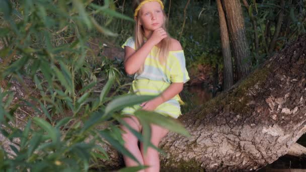 Blondýnky s modrýma očima na jezeře při západu slunce — Stock video