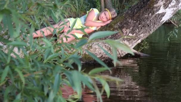 日没時に湖に青い目のブロンドの女の子 — ストック動画