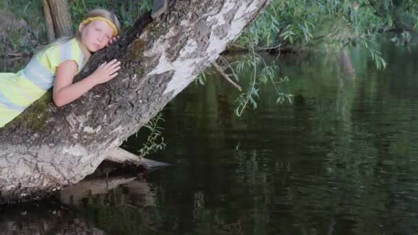 Blondynki z niebieskimi oczami na jeziorze o zachodzie słońca — Wideo stockowe