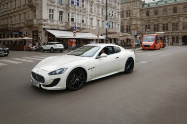 Viyana, Avusturya - 15 Nisan 2018: Beyaz araba Maserati şehir caddesinde 2020