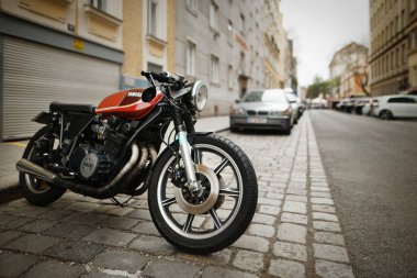 Viyana, Avusturya - 15 Nisan 2018: Arabalar 2020 sokaklarına park edildi